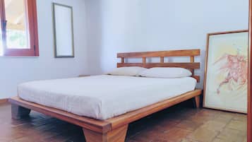 3 soverom, skrivebord, strykejern/-brett og reiseseng for barn