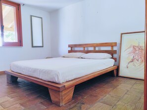 3 soverom, skrivebord, strykejern/-brett og reiseseng for barn