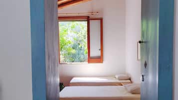 3 soverom, skrivebord, strykejern/-brett og reiseseng for barn