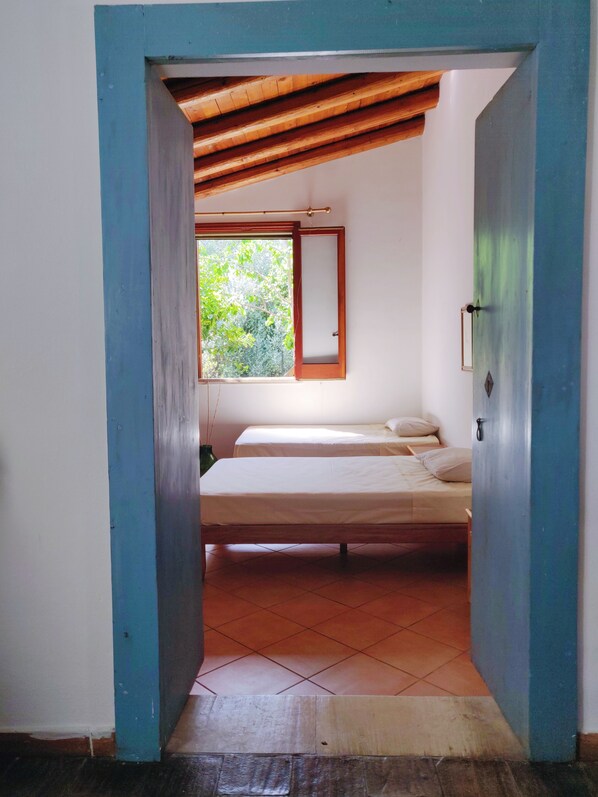 3 soverom, skrivebord, strykejern/-brett og reiseseng for barn