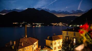 1 quarto, ferros/tábuas de passar roupa, berço de viagem