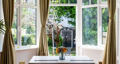 Attractive garden studio apartment in Wimbledon, London, close to tube, WiFi