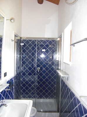 Ensemble douche/baignoire, sèche-cheveux, bidet, serviettes fournies