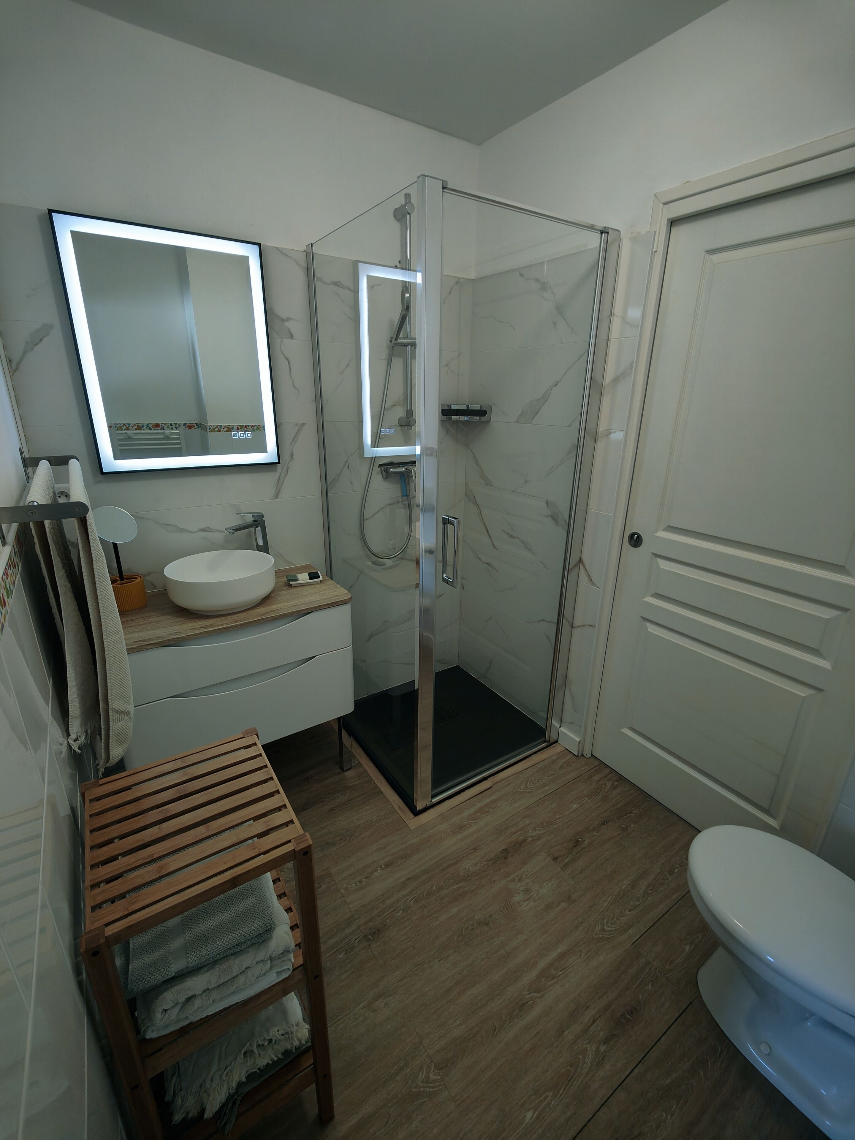 Dusche, Haartrockner, Toilettenpapier