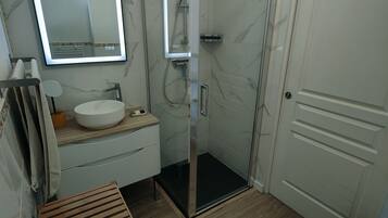 Dusche, Haartrockner, Toilettenpapier