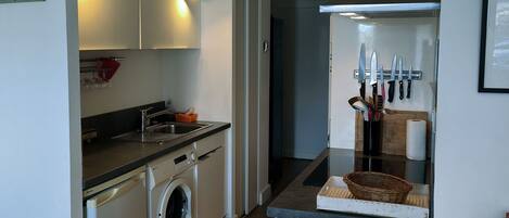 Frigorifero, microonde, forno, piano cottura