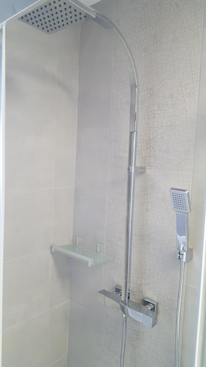 Douche, sèche-cheveux, peignoirs, chaussons