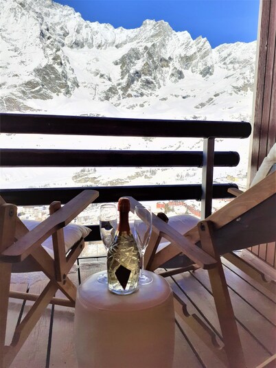 WONDERFUL APARTMENT ON THE SKI SLOPES OF CERVINIA LOCATION 'SKY HIGH