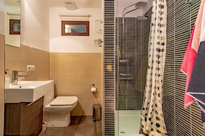 Dusche, Haartrockner, Handtücher, Seife