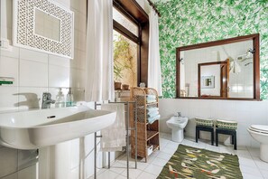 تجهيزات دش، مجففات شعر، مراحيض شطف، مناشف