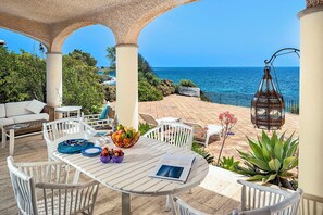 تناول الطعام بالخارج