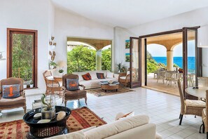 TV, fireplace, books, stereo - Waterfront villa with panoramic terrace and garden (Fontane Bianche)
