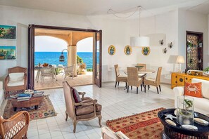 TV, fireplace, books, stereo - Waterfront villa with panoramic terrace and garden (Fontane Bianche)