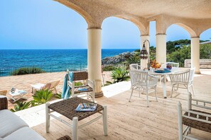 تناول الطعام بالخارج