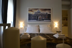 2 soverom, skrivebord, strykejern/-brett og reiseseng for barn