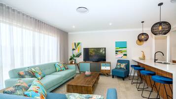 Casa Confort, 3 habitaciones (Elenore) | Área de sala de estar | Televisión LED de 42 pulgadas con canales digitales y televisión
