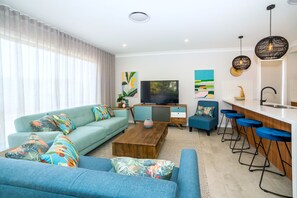 Elenore House | 3 bedroom Apartment | Living area | 42-inch LED TV with digital channels, TV - Kirsten Accommodation Parkes (Parkes)