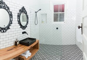 Kirsten Deluxe Cottage | 2 bedrooms | Bathroom | Shower, free toiletries, towels, shampoo - Kirsten Accommodation Parkes (Parkes)