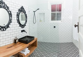 Casa de campo Deluxe, 2 habitaciones (Kirsten) | Baño | Ducha, artículos de higiene personal gratuitos, toallas y champú