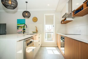 Elenore House | 3 bedroom Apartment | Private kitchen | Fridge, microwave, oven, stovetop - Kirsten Accommodation Parkes (Parkes)