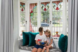 Kirsten Deluxe Cottage | 2 bedrooms | 2 bedrooms, individually decorated, individually furnished, desk - Kirsten Accommodation Parkes (Parkes)
