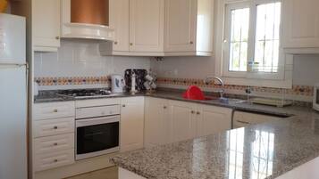 Een koelkast, een magnetron, een oven, een kookplaat