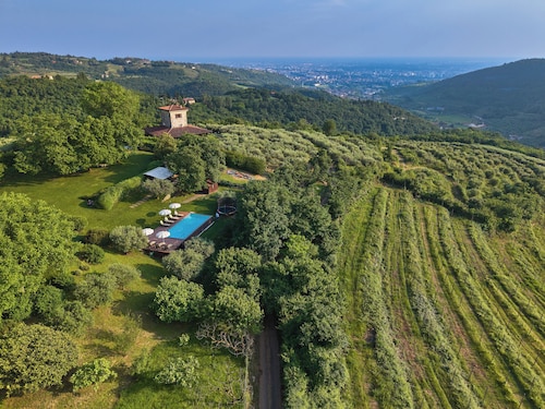 Charming portion of villa with pool in the hills of Verona