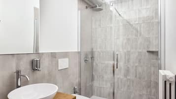 Duschwanne, Haartrockner, Handtücher, Shampoo
