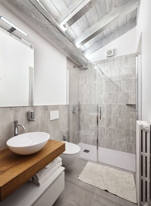 Combined shower/tub, hair dryer, towels, shampoo