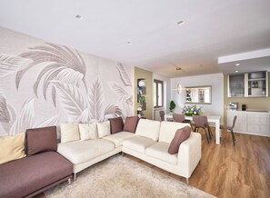 Smart TV, fireplace, ping pong, books