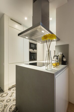 Kühlschrank, Mikrowelle, Ofen, Herdplatte