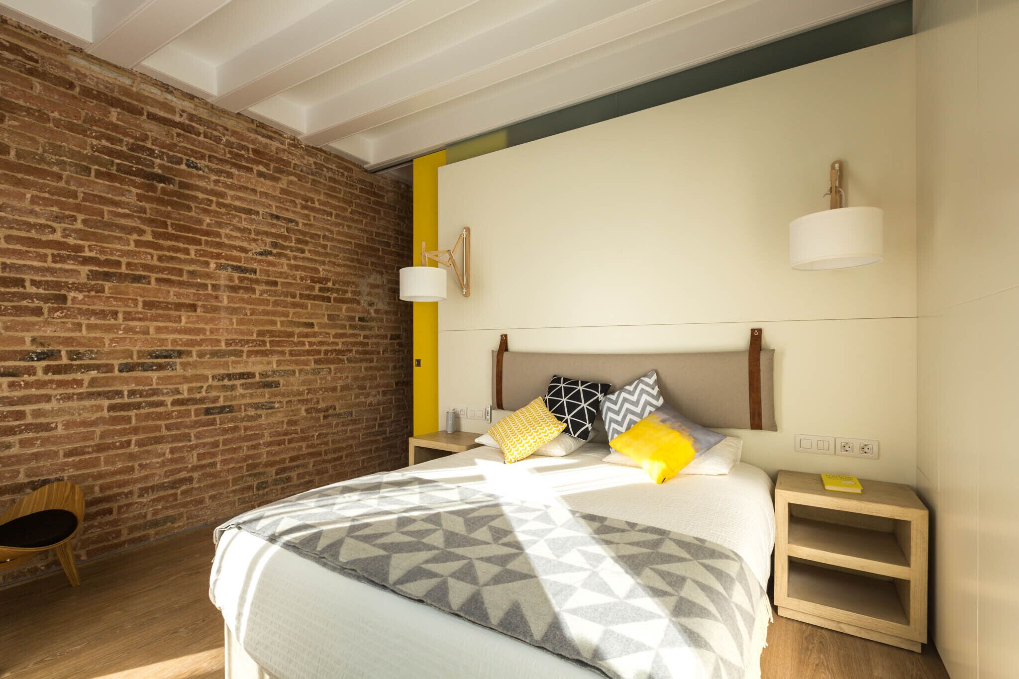 2 dormitorios, caja fuerte, tabla de planchar con plancha