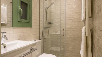 Shower, hair dryer, towels, shampoo