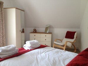 2 bedrooms, desk, iron/ironing board, free WiFi - Town House in Central Wells with parking (Wells)