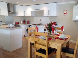 Fridge, microwave, oven, stovetop - Town House in Central Wells with parking (Wells)