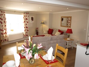 Smart TV, DVD player, books, video library - Town House in Central Wells with parking (Wells)