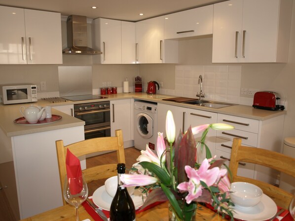 冰箱、微波炉、烤箱、炉灶