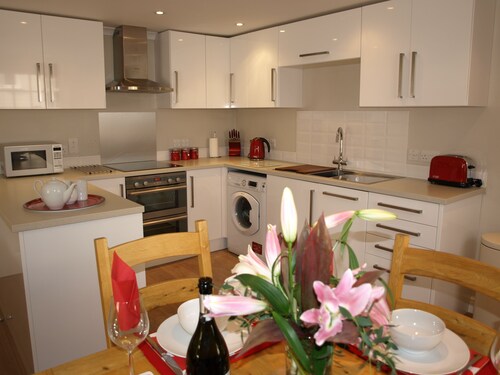 Town House in Central Wells with parking