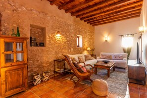 Smart-TV, Kamin, Bücher, Stereoanlage