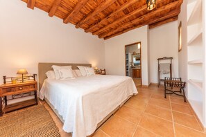 4 habitaciones, caja de seguridad en la habitación y escritorio