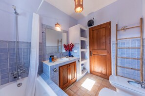 Combined shower/tub, hair dryer, bidet, towels
