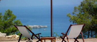 Luxury Villa. Overlooks Tsampika Beach. Large private pool. 4 bedrooms.