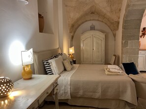 6 多间卧室、客房内保险箱、办公桌、熨斗/熨衣板