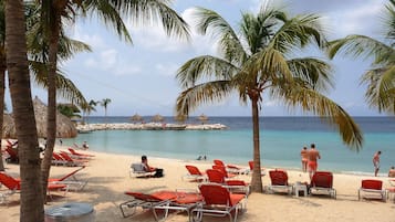 Playa en los alrededores, camastros y toallas de playa