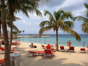 In Strandnähe, Liegestühle, Strandtücher