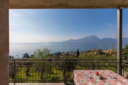 Recently renovated apartment, modern and elegant, with lake view!