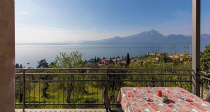 Recently renovated apartment, modern and elegant, with lake view!