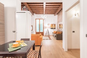 Smart-TV, DVD-Player, Bücher, Videothek