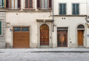 Exterior detail - Apartment with balcony in the historical centre of Florence. Renewed in 2019. (Florence)