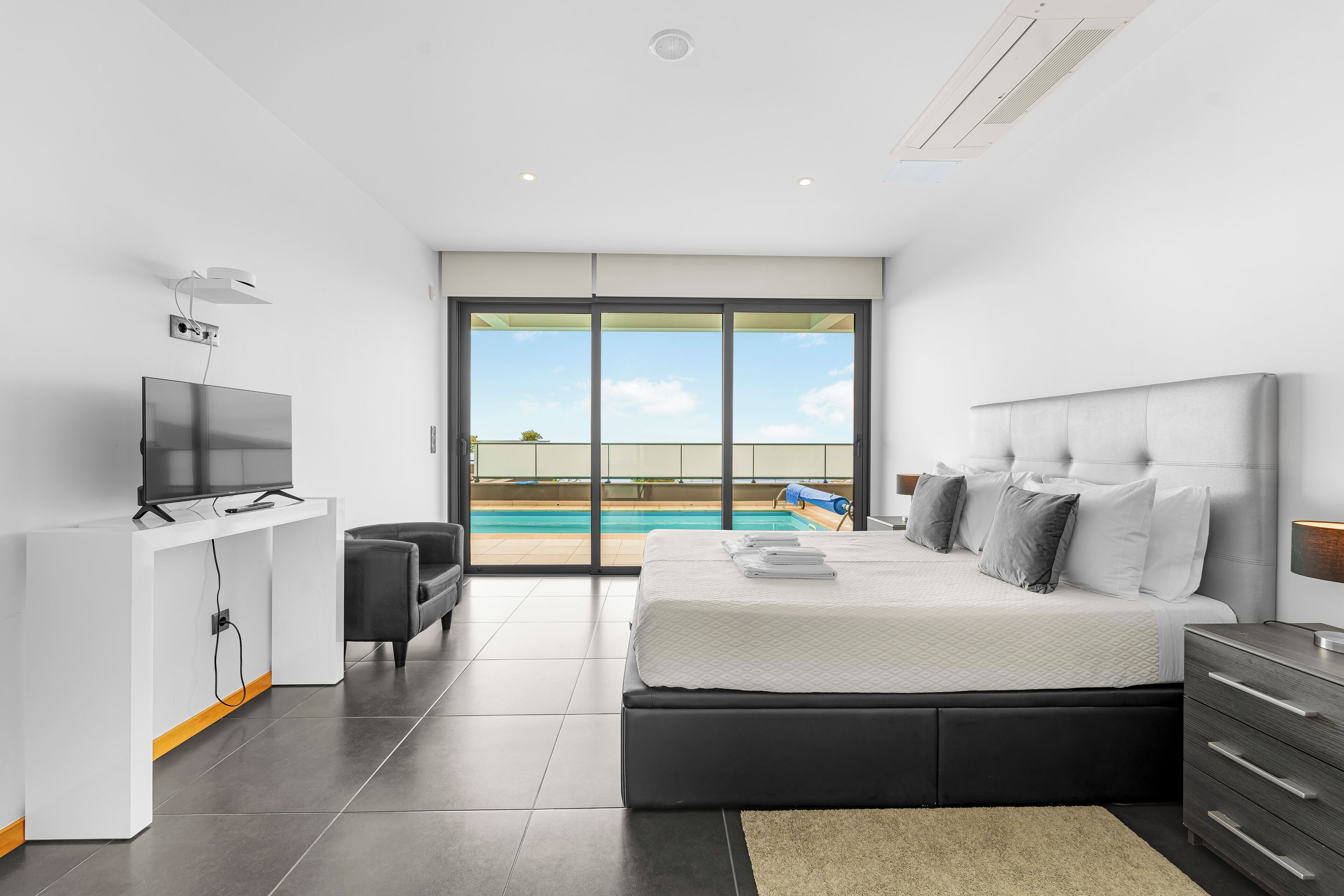 2 makuuhuonetta, tallelokero huoneessa, silitysrauta/-lauta